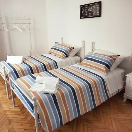 Ampio 97 Mq Con Garage Privato, A 2 Minuti Dal Centro Di Apartment